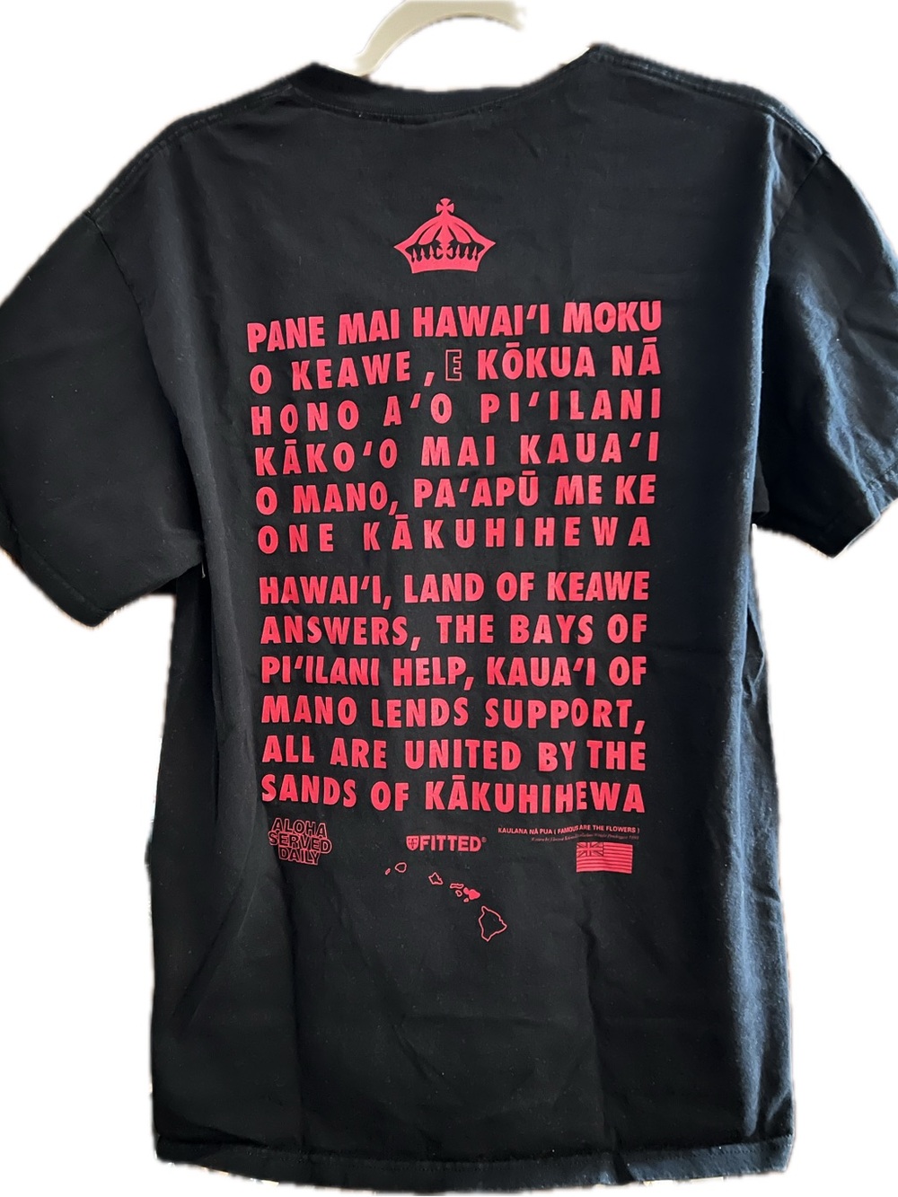 Fitted Black Tee w/ Red graphic Maui